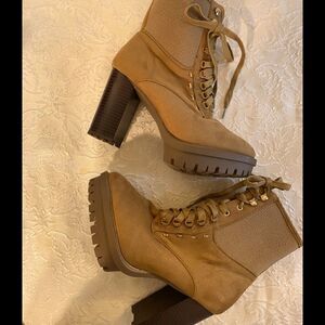 🛍Women’s Wild Diva shoes  Tan  Chunky Heels Sizes:  8.5 💥